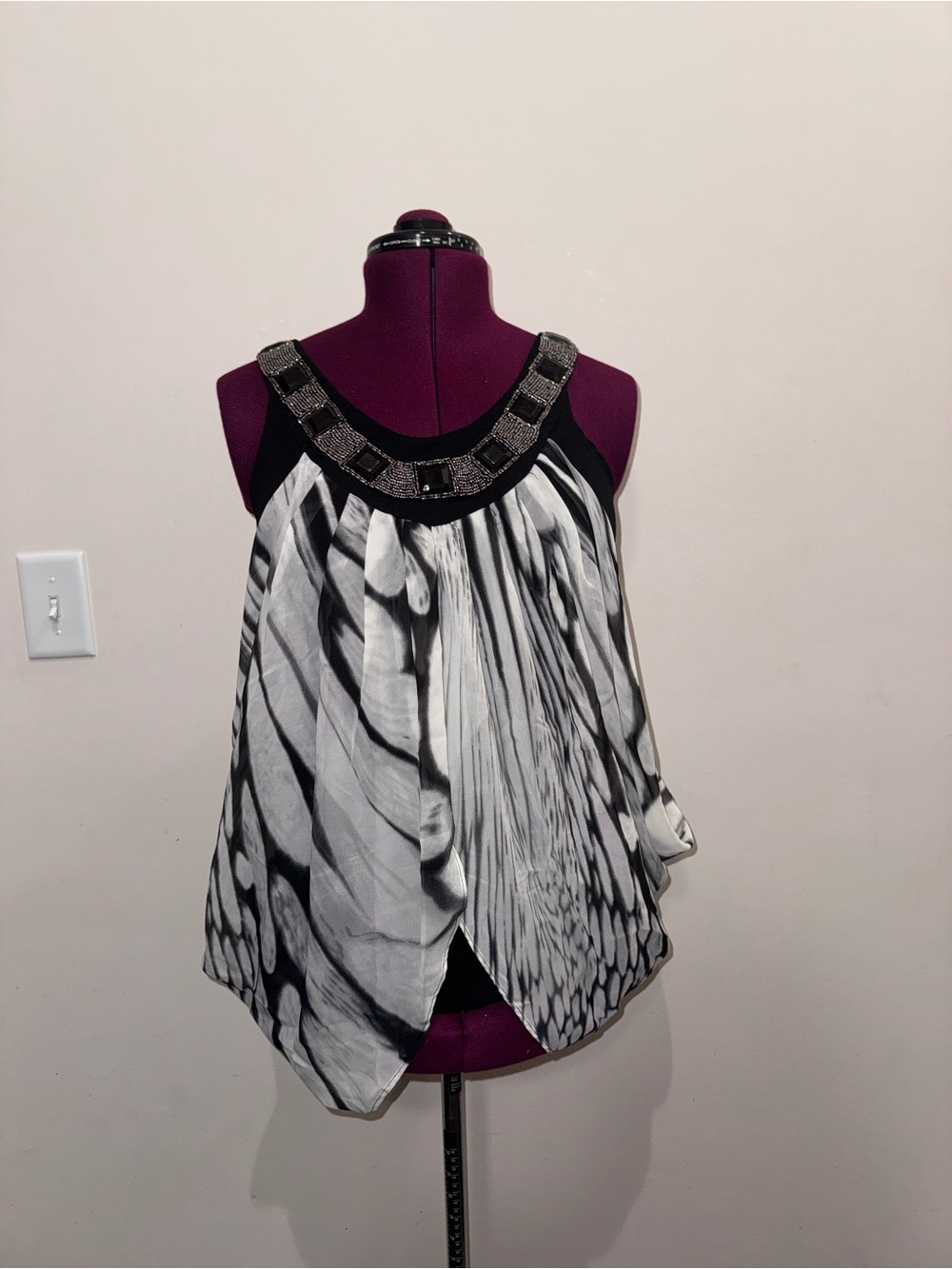 MyCollection Vintage Beaded Neck Black & White Sleeveless Women's Petite Top